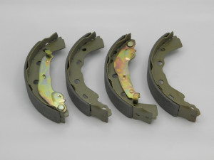 ALPHA BRAKES BREMSBACKENSATZ passend für MITSUBISHI SPACE STAR 98-,TOYOTA AVENSIS 1.6 00-03, SUZUKI VITARA 2.7