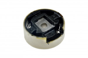 BUCHSE, RAHMEN/ BUCHSE FÜR MOTORLAGER passend für AUDI A3 03-, AUDI TT 06-, SEAT ALTEA 04-, LEON 05-, SKODA OCTAVIA 04-12, SUPERB 08-, YETI 10-, VW GOLF V/VI 05- /UNTER VORN/